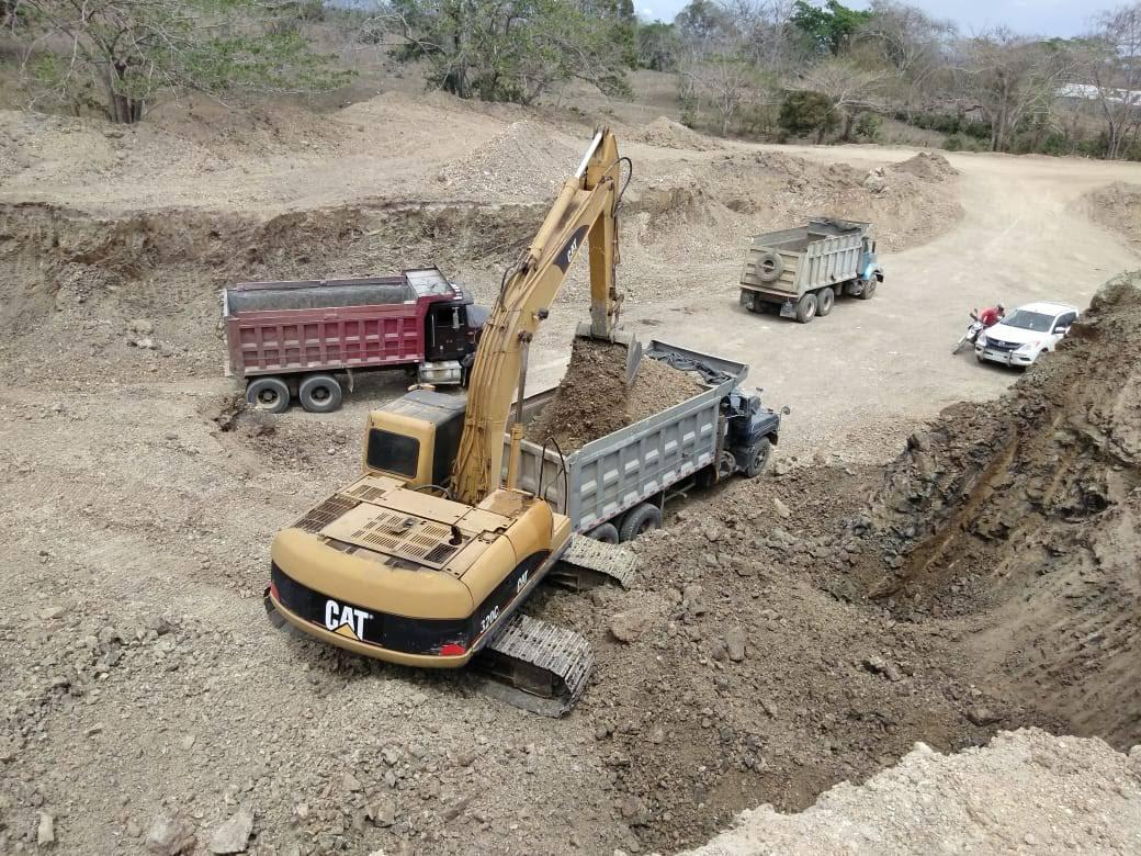 Excavadora Develon con martillo hidráulico — demolición roca