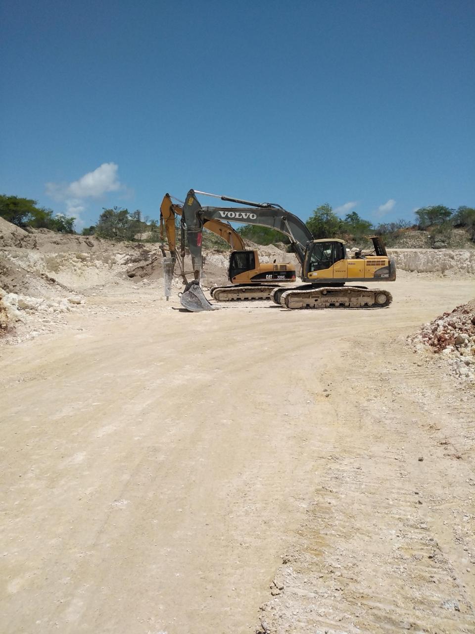 Excavadoras trabajando en terreno — GLOBALTEC