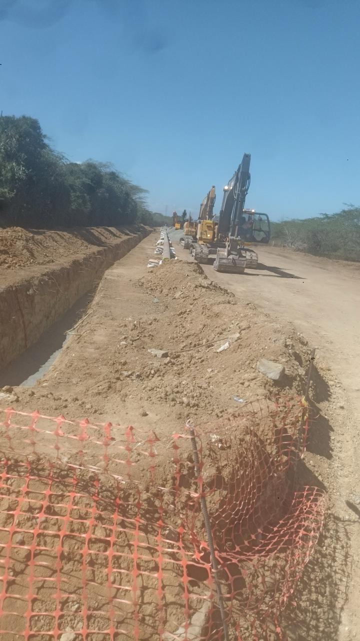 Excavadoras Develon cielo azul — obra RD