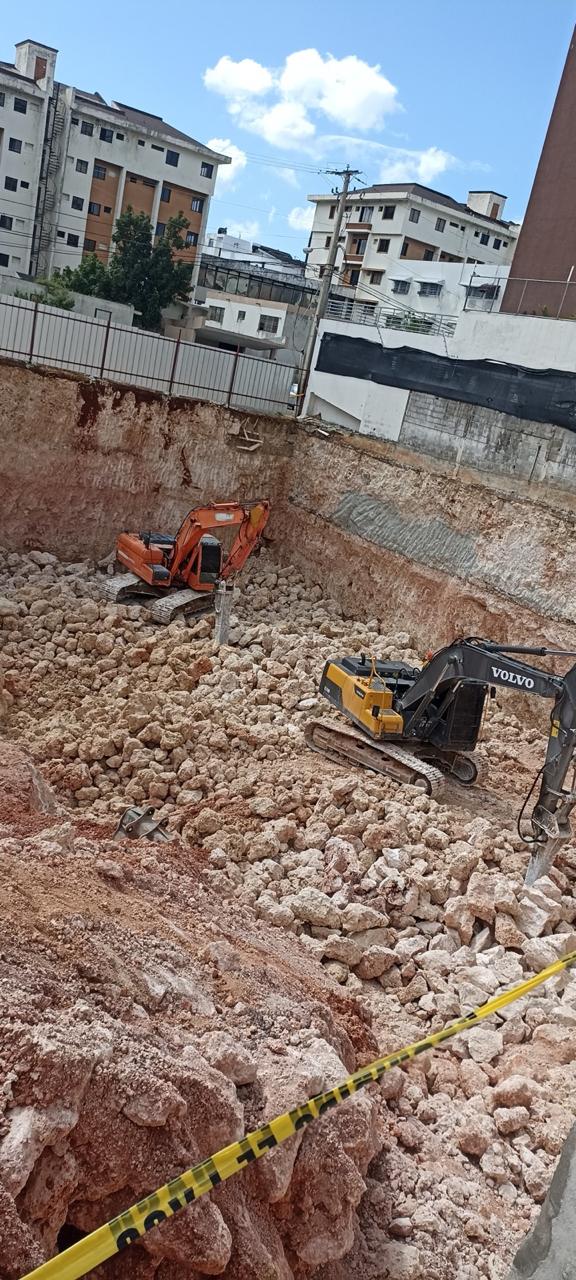Tres excavadoras en ladera — obra GLOBALTEC