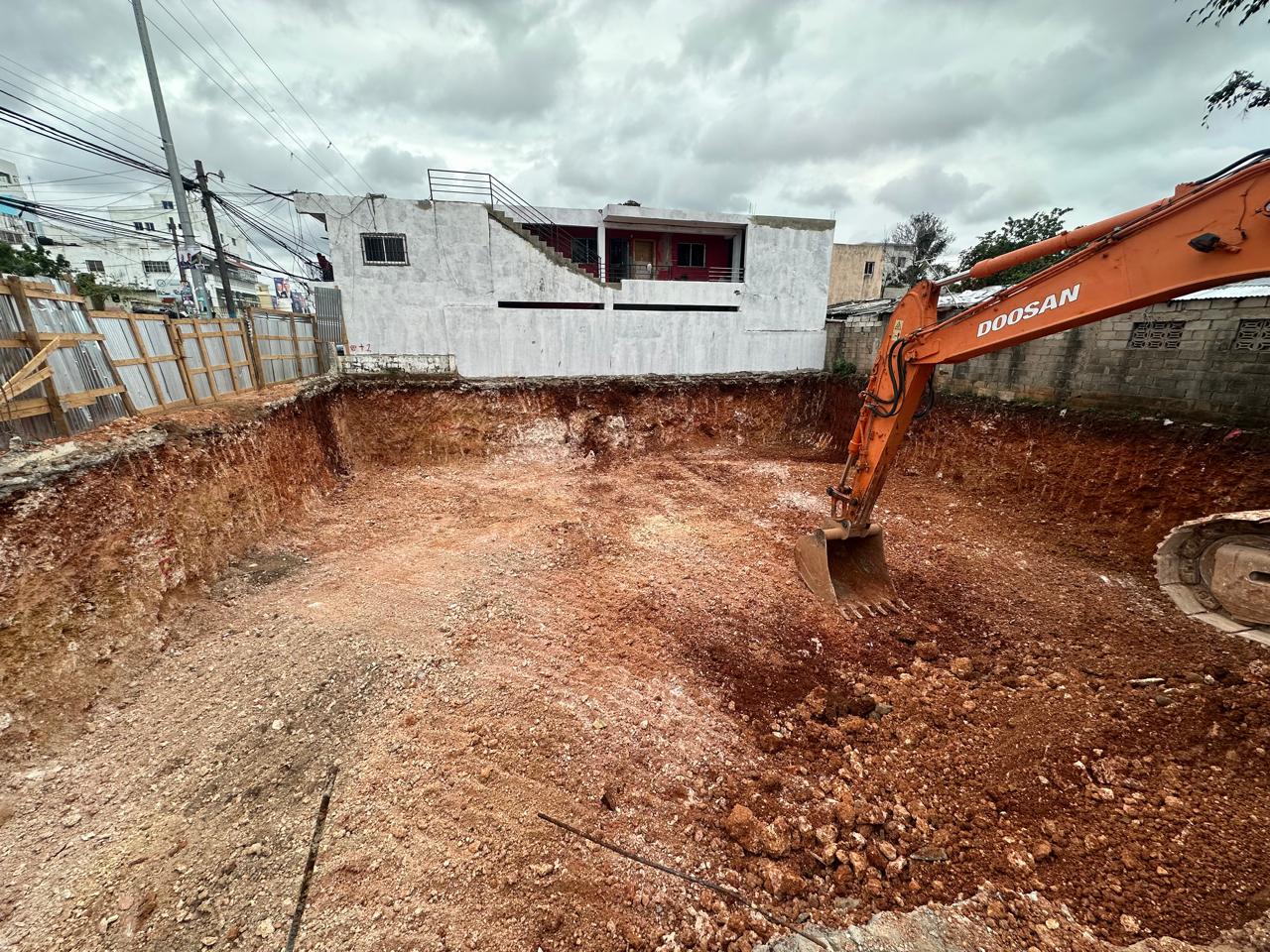Excavadora Doosan excavación de sótano — Santo Domingo