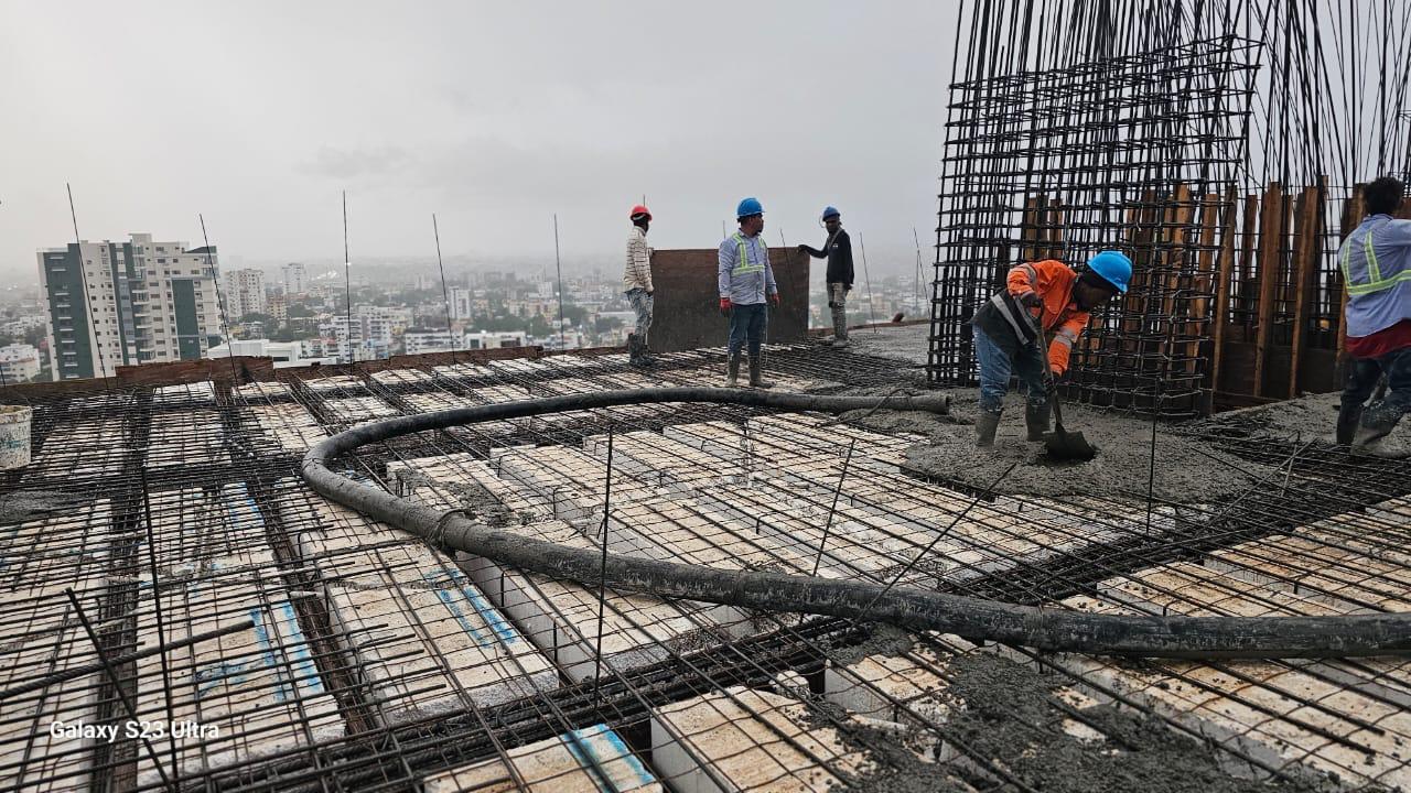 Excavadora Doosan en sótano profundo — excavación urbana RD